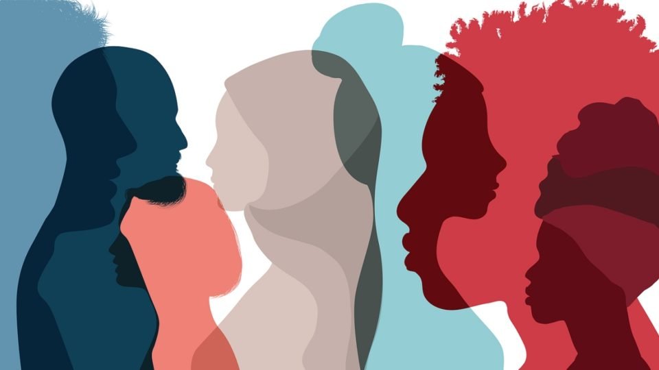 Normas de inclusão reduzem efeitos da polarização e reforçam coesão social, aponta estudo 